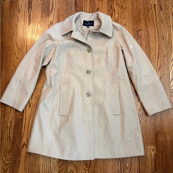 London Fog Jackets & Blazers - London Fog Wool Blend Mid Length Pea Coat Women’s Size XL
Color: Oatmeal Tan